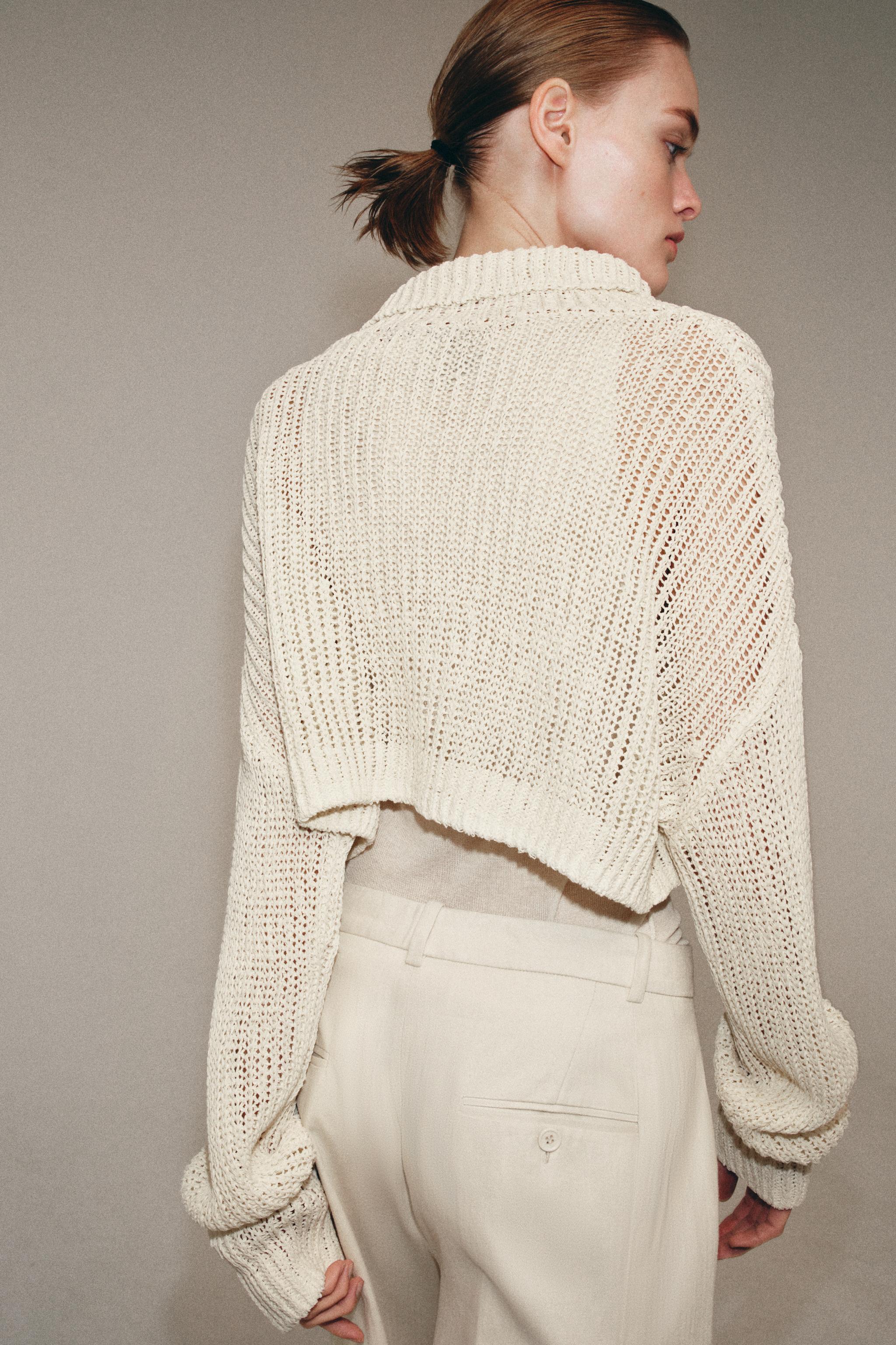 PULL COURT EN MAILLE À COL MONTANT