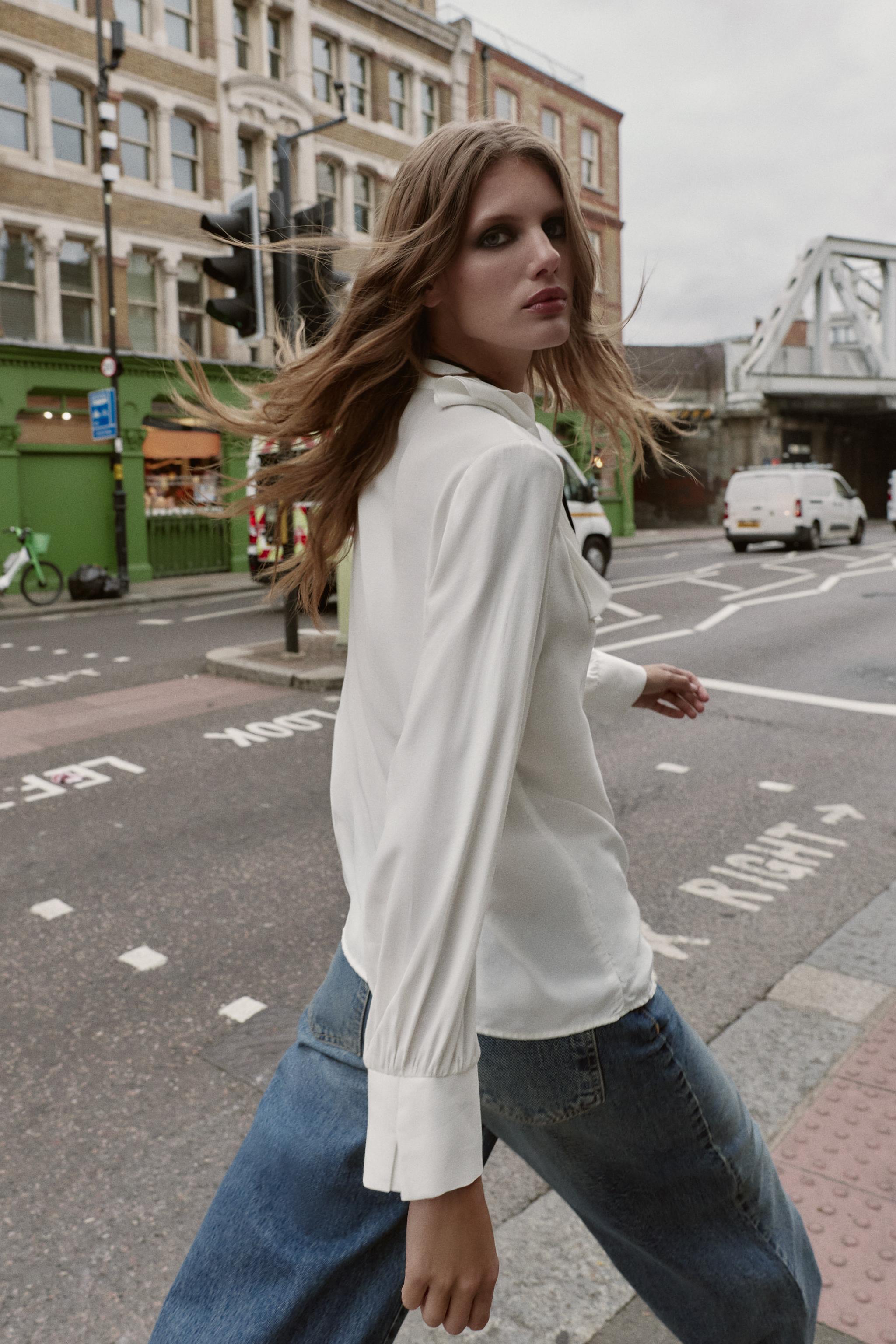 BLOUSE À VOLANTS ET NŒUD CONTRASTANT