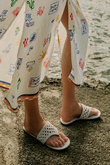 SANDAL DATAR ANYAMAN - Putih Krem dari Zara