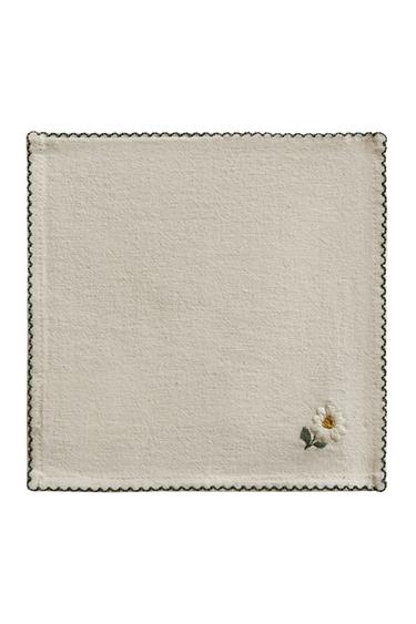 حزمة فوط مائدة بأزهار مطرزة (حزمة 4 قطع) - خَام الخاص بـ Zara