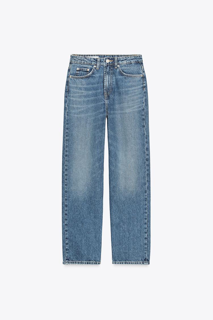 Sprednji pogled na modre kavbojke s petimi žepi in zapenjanjem na gumb in zadrgo.