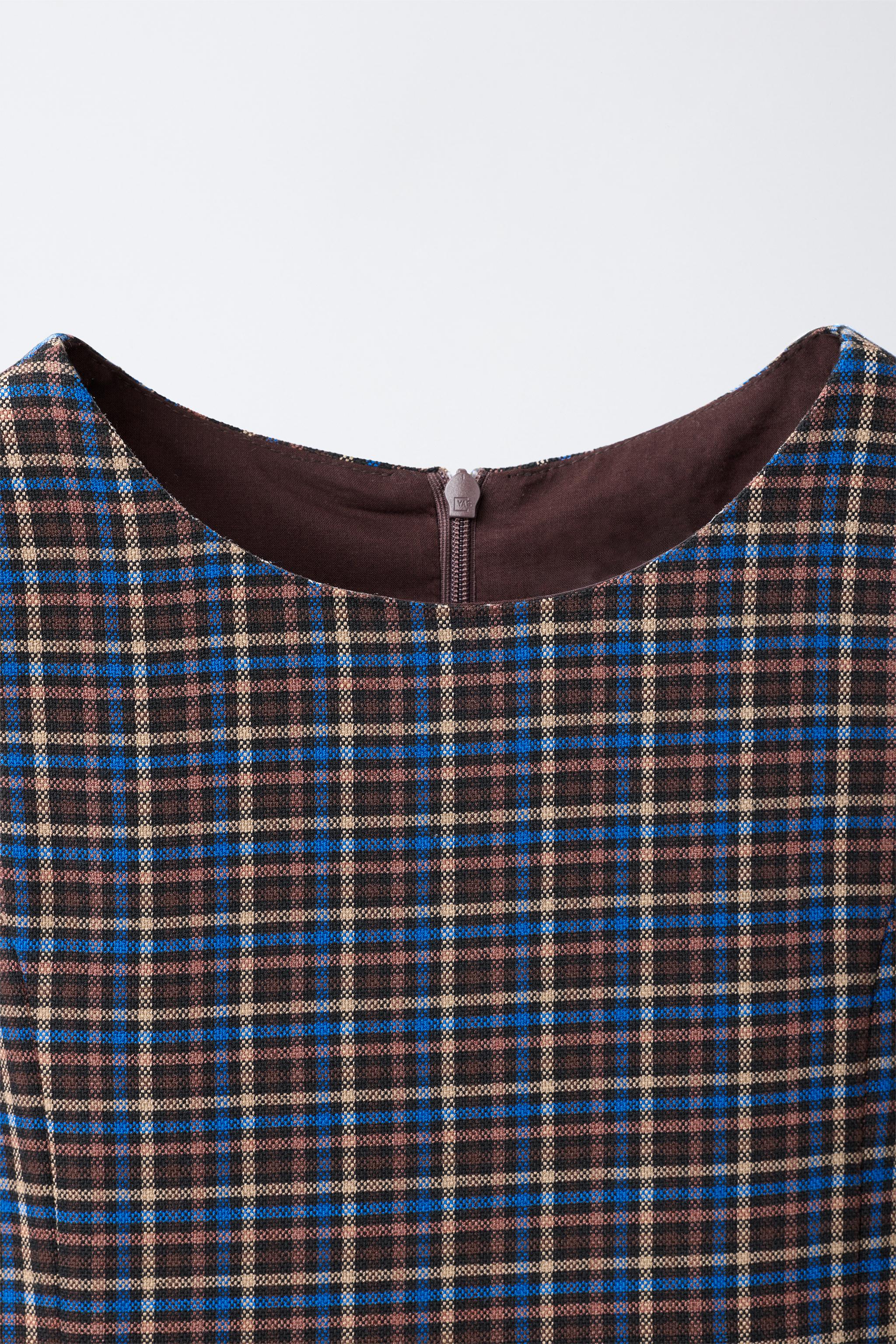 ROBE-SALOPETTE À CARREAUX ET CEINTURE