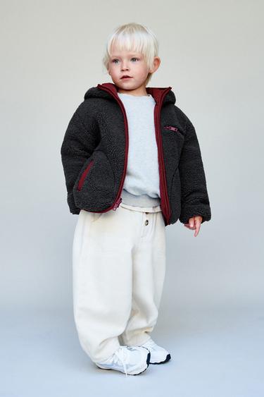 OBOJSTRANNÁ BUNDA Z IMITÁCIE OVČEJ KOŽUŠINY S VODOODPUDIVOU ÚPRAVOU - Tmavá červená zn. Zara