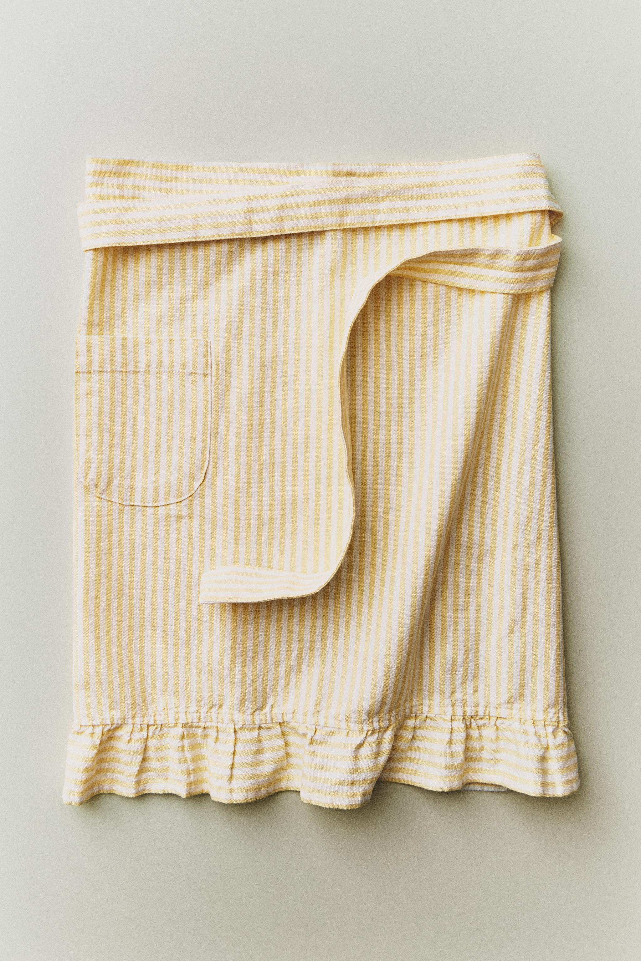 STRIPED APRON WITH RUFFLE TRIM — Yellow