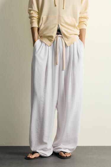 PANTALÓN FLUIDO RELAXED FIT - Blanco de Zara