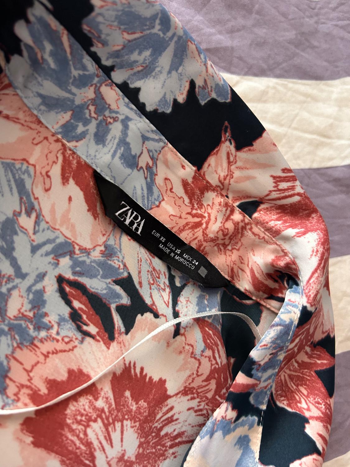 BLUSA SATINADA FLORES - Image 3