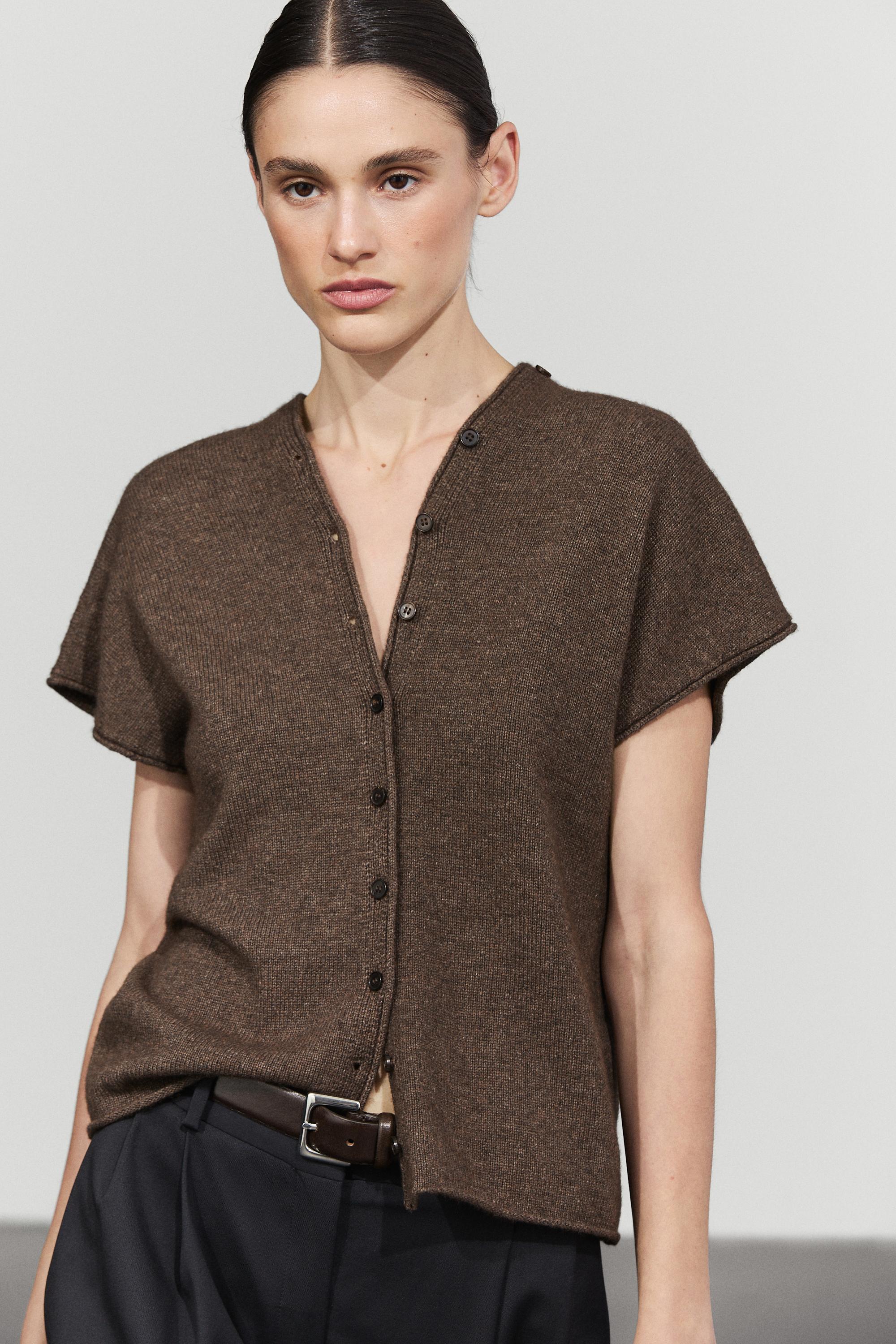 Wool blend V-neck knit vest — Black gold