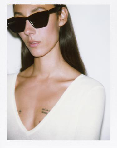 تيشرت بفتحة رقبة على شكل V - أبيض مكسور by Zara