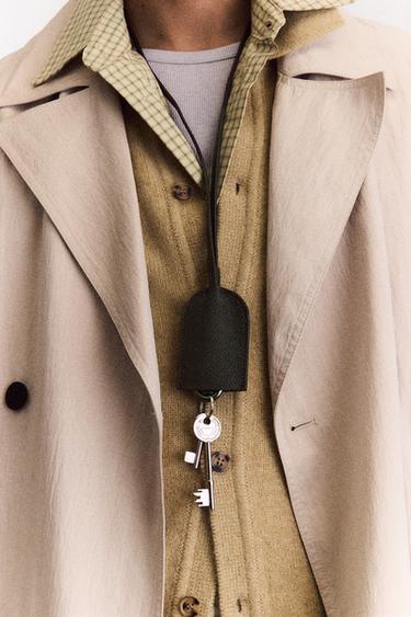 حمالة مفاتيح بقلادة جلد - بني الخاص بـ Zara