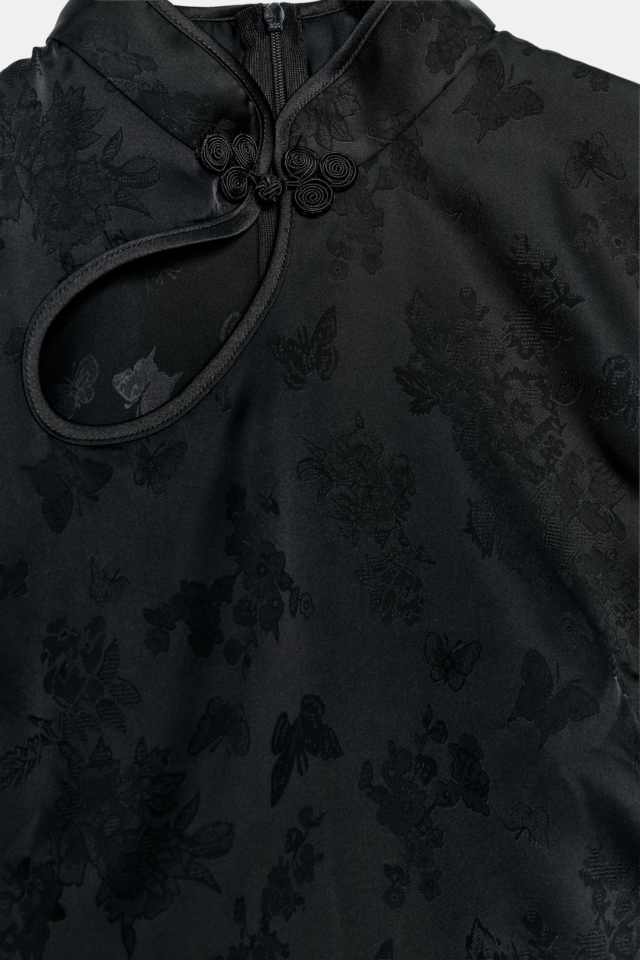 SATIN TOGGLE PIPING TOP