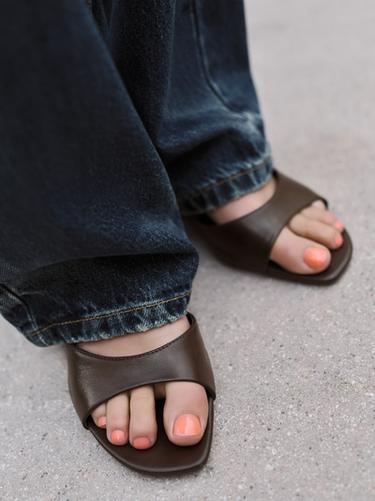 SANDALES À TALONS BAS - Marron de Zara - Image 1