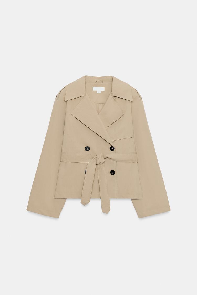 Chaqueta corta tipo trench con hombreras y cinturón 8