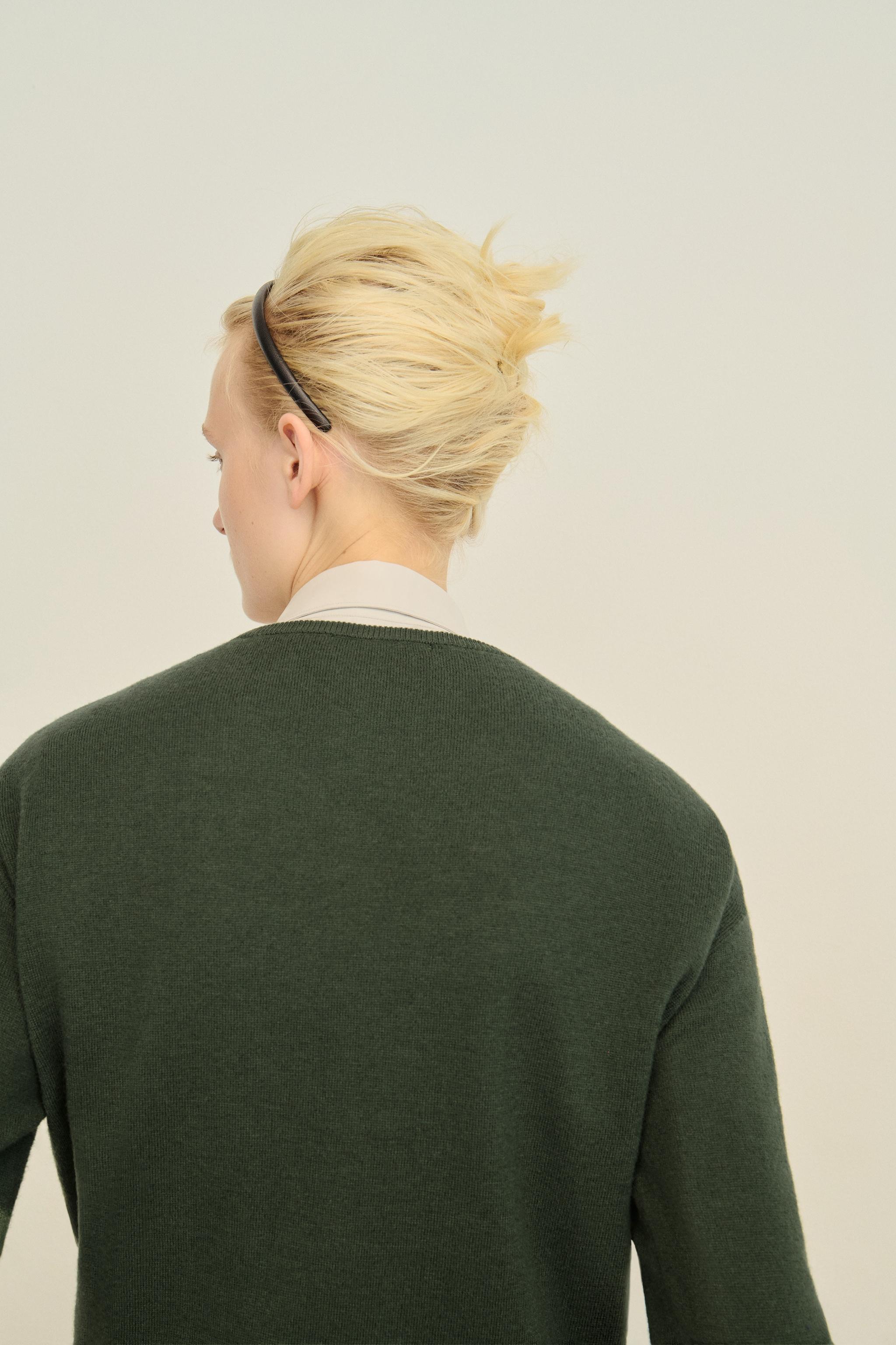 100% EXTRA-SOFT WOOL V-NECK JUMPER — GREENISH