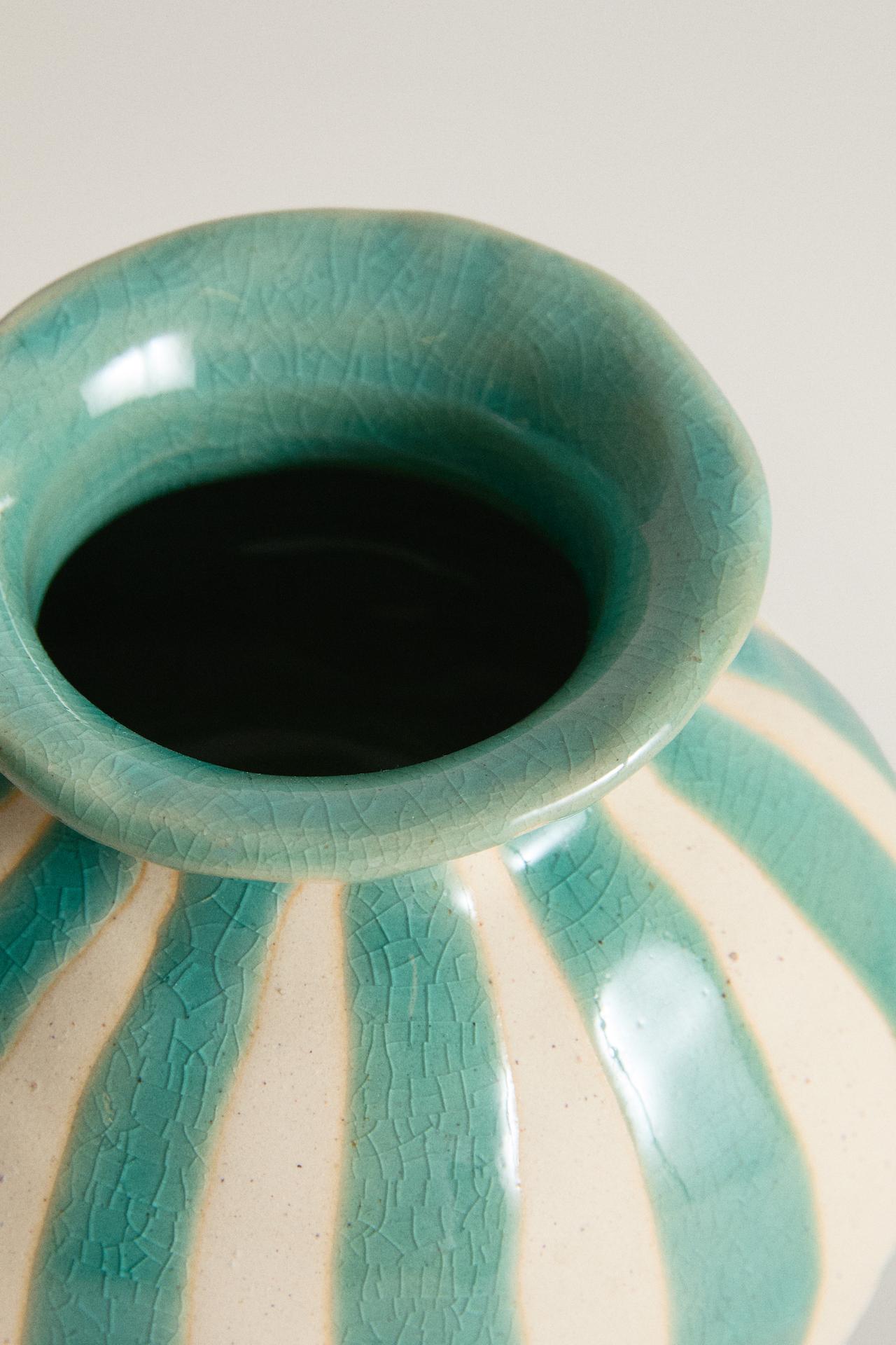 IRREGULAR DECORATIVE CERAMIC VASE — white/turquoise