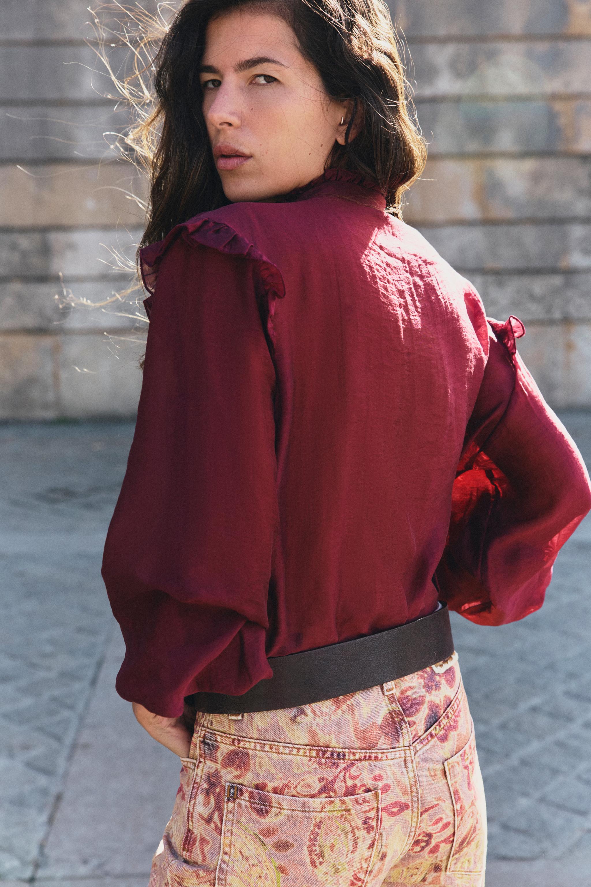 BLOUSE SEMI-TRANSPARENTE À VOLANTS