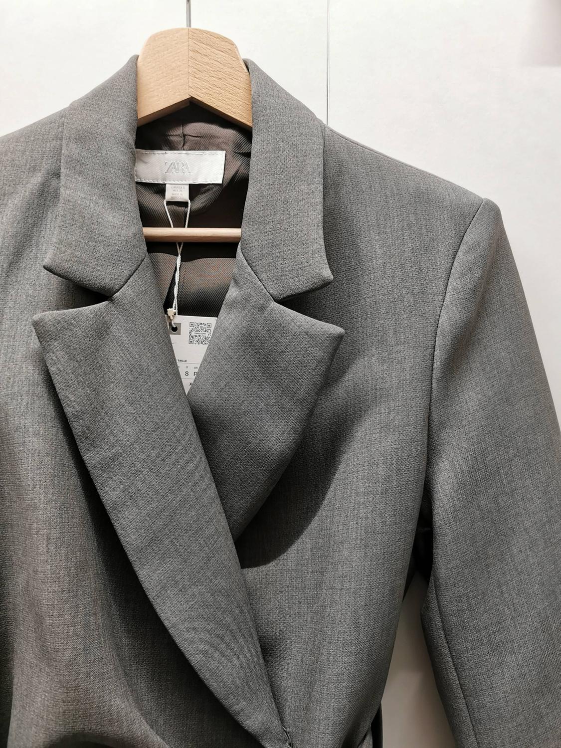 BLAZER WITH SHOULDER PADS AND BELT - Image 3