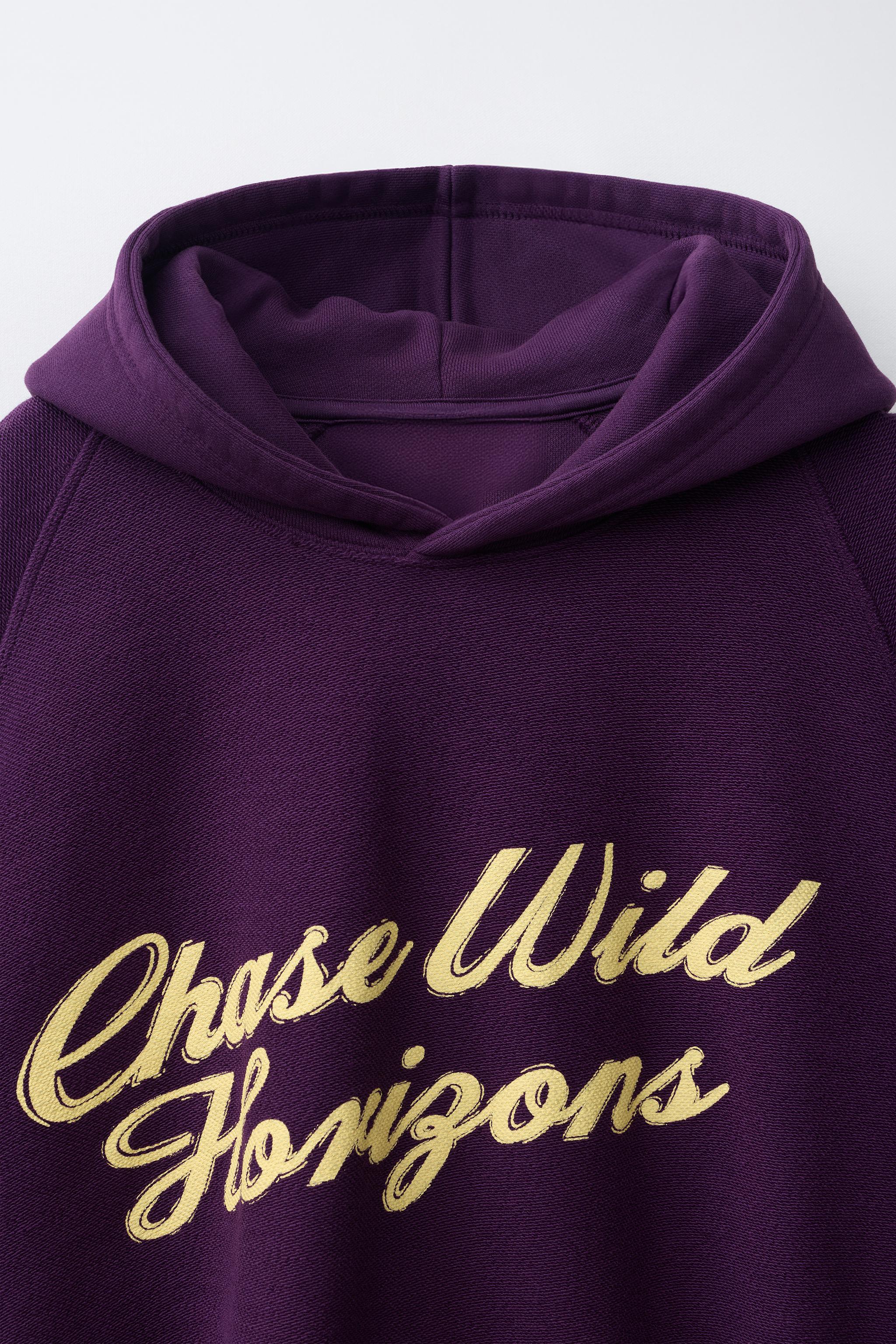 SWEAT À CAPUCHE ET INSCRIPTION