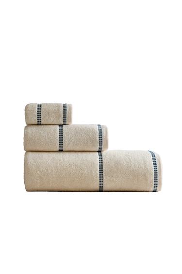 BATH TOWEL WITH GEOMETRIC BORDER - Ivory by Zara