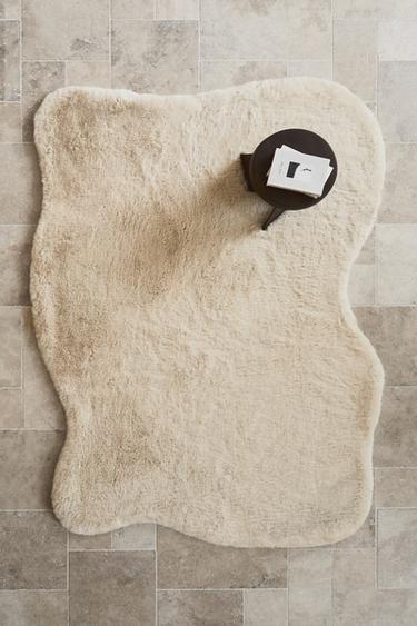 IRREGULAR FAUX FUR RUG - Light beige by Zara