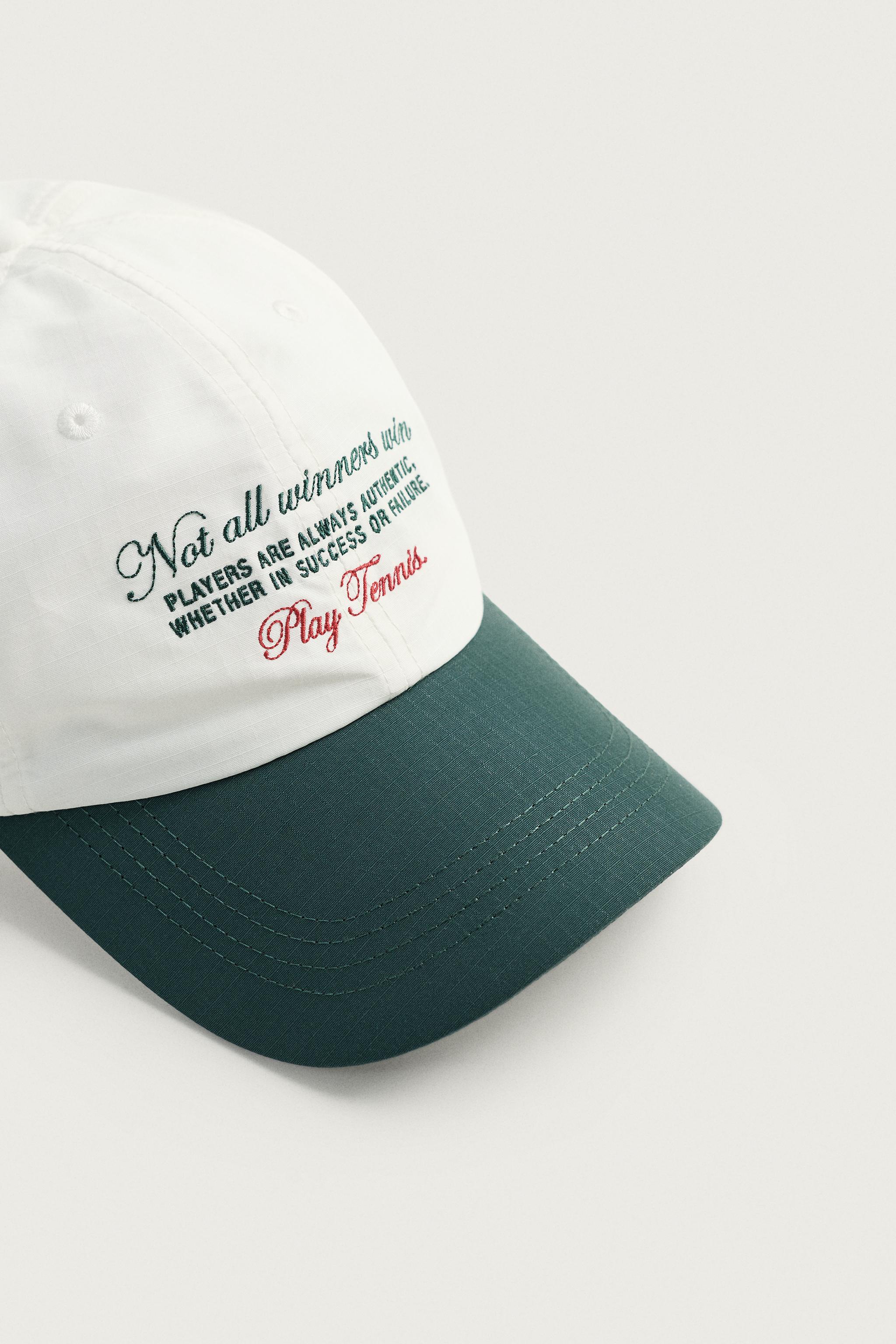 CASQUETTE AVEC INSCRIPTION BRODÉE ET CONTRASTE