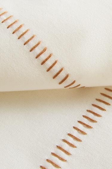 SET DE TABLE SURPIQÛRES CONTRASTANTES - Écru de Zara - Image 3