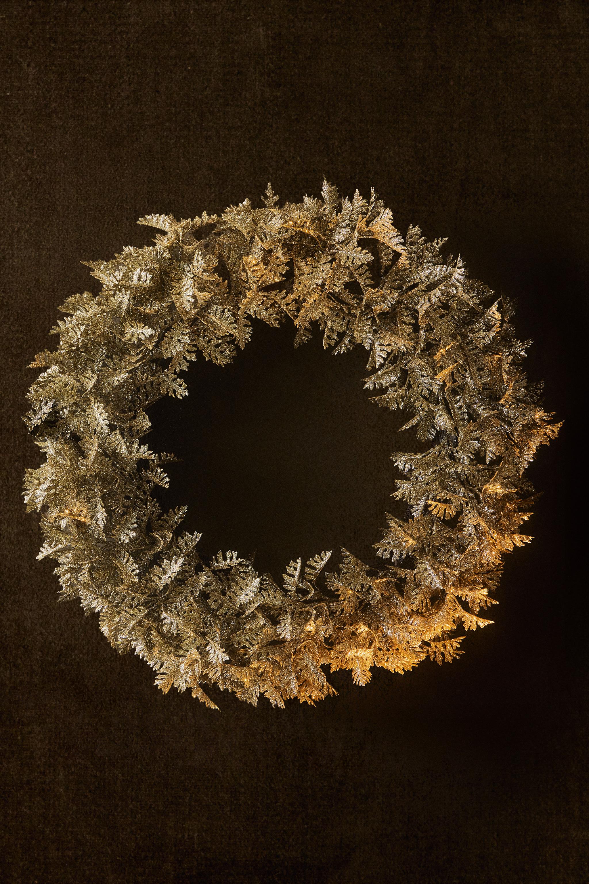 GLITTER LEAF CHRISTMAS WREATH
