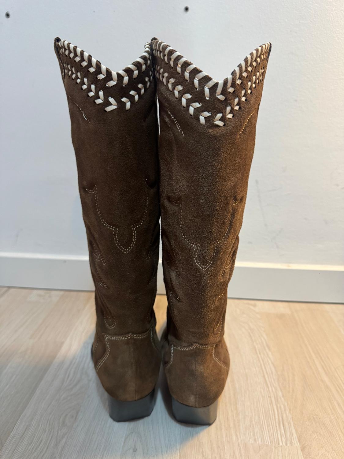 LEATHER EMBROIDERED BOOTS - Image 2