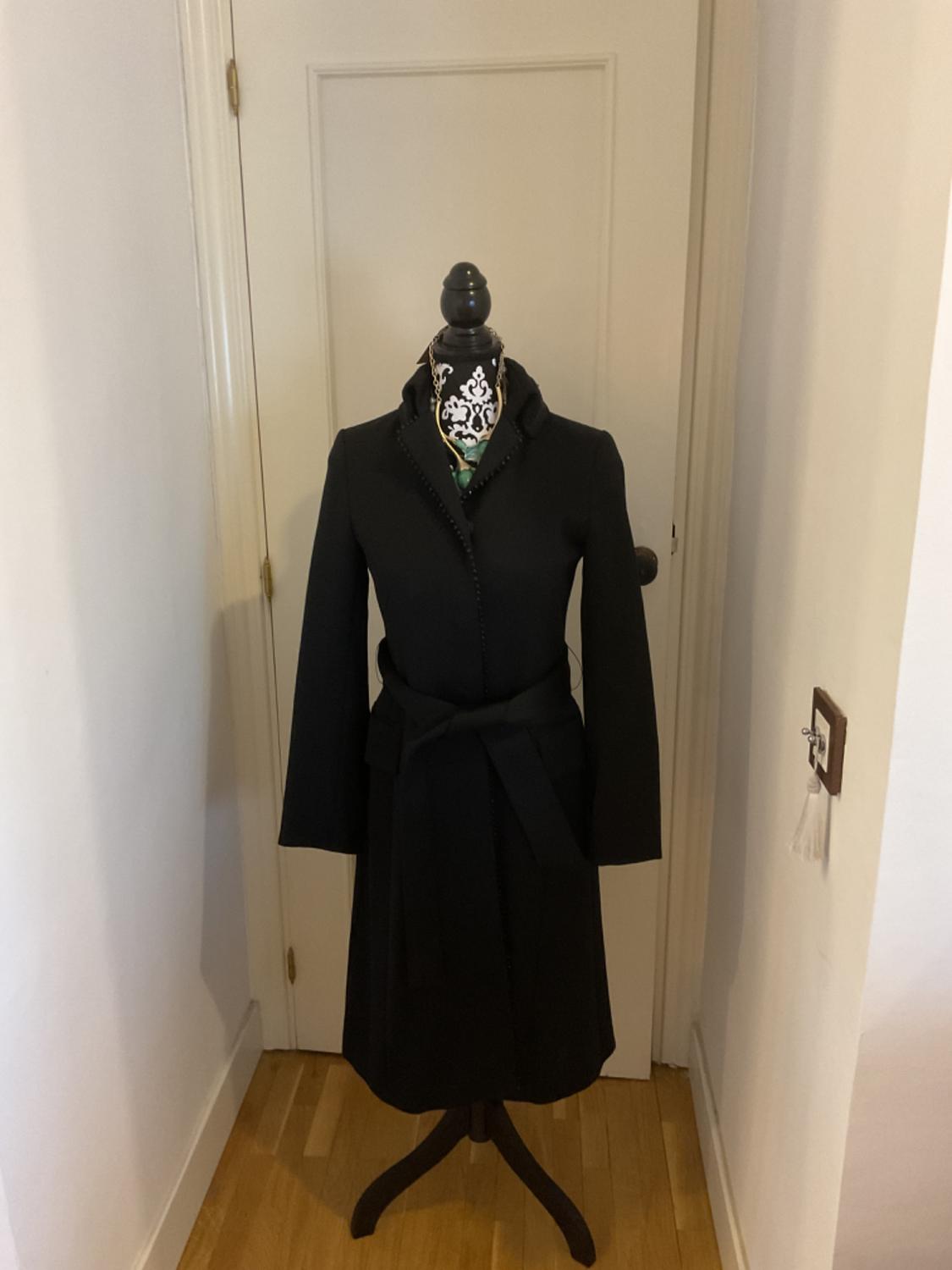 ABRIGO NEGRO CON PEDRERÍA - Image 2
