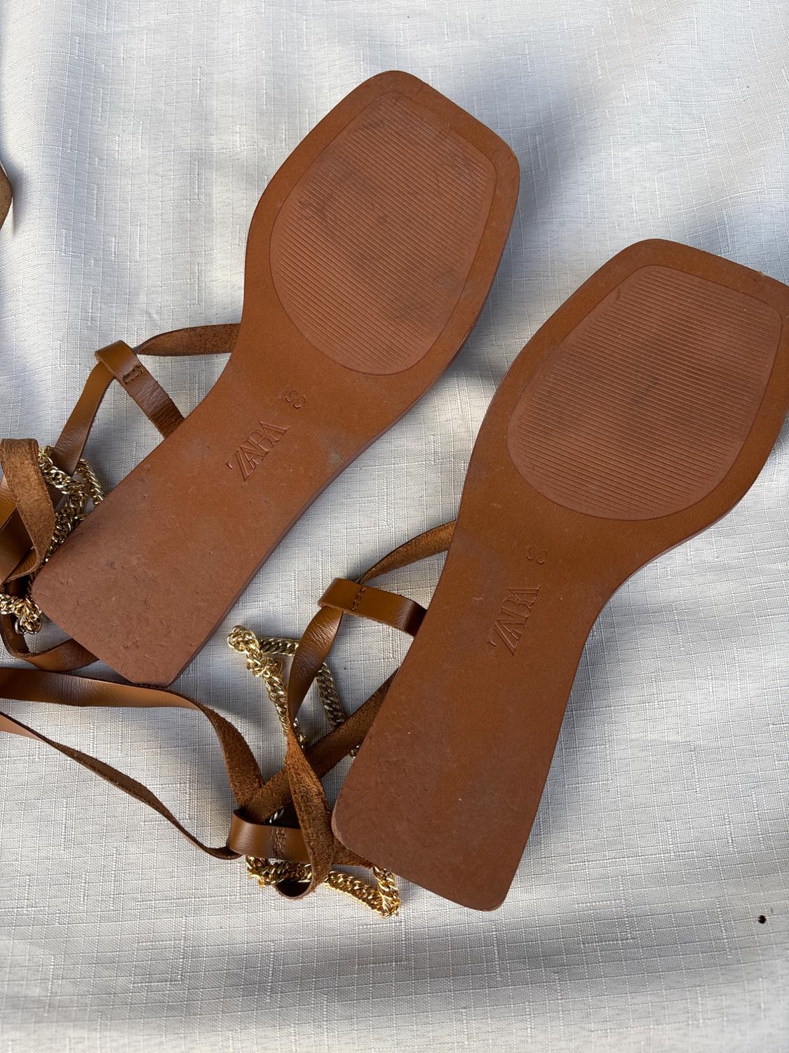 TIED LEATHER FLAT SANDALS WITH CHAIN - Image 3
