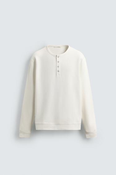 تيشرت قماش كانيالا مدرج بياقة بأزرار - أبيض مكسور by Zara