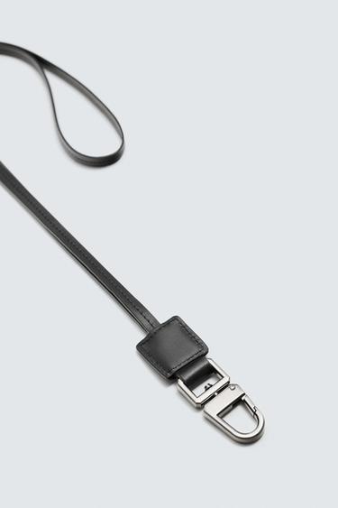 PORTE-CLÉS AVEC PENDENTIF EN CUIR - Noir de Zara - Image 1