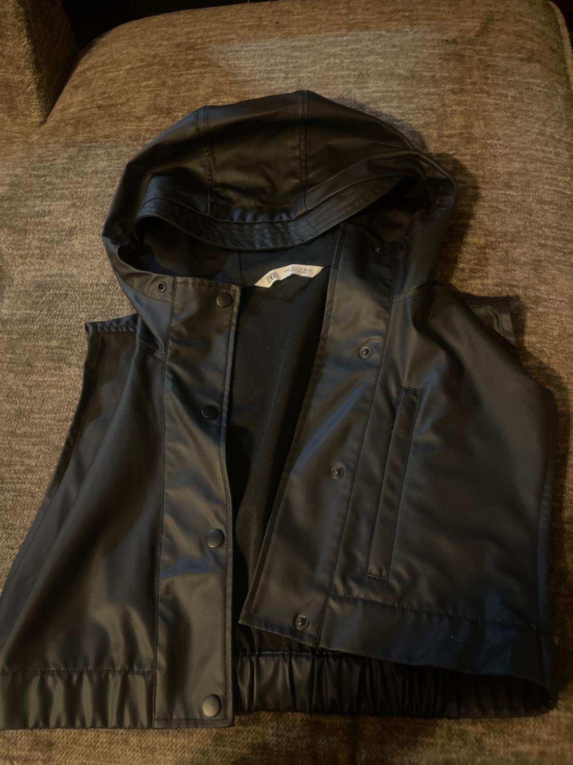RUBBERIZED CROPPED VEST
