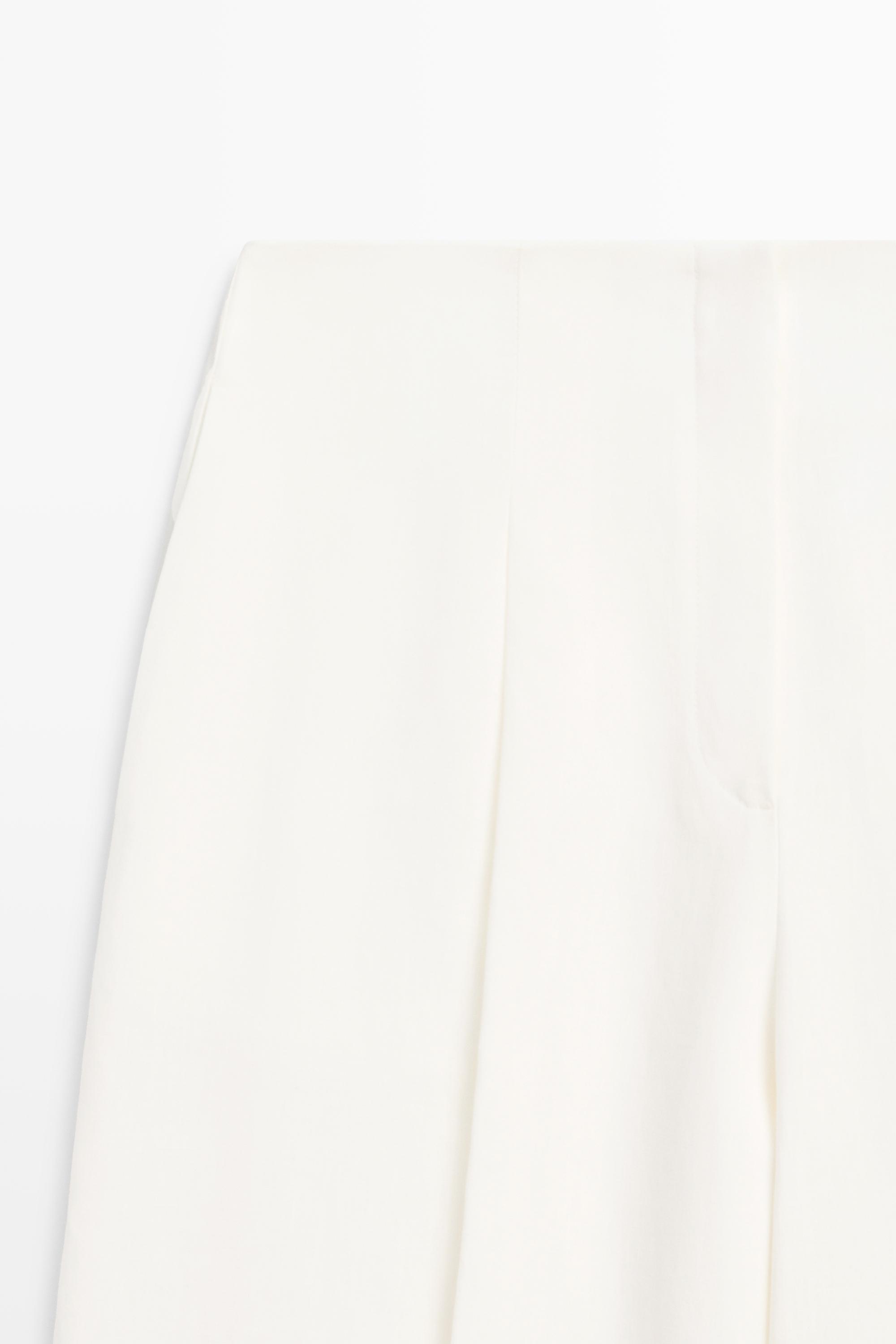Linen trousers with darts