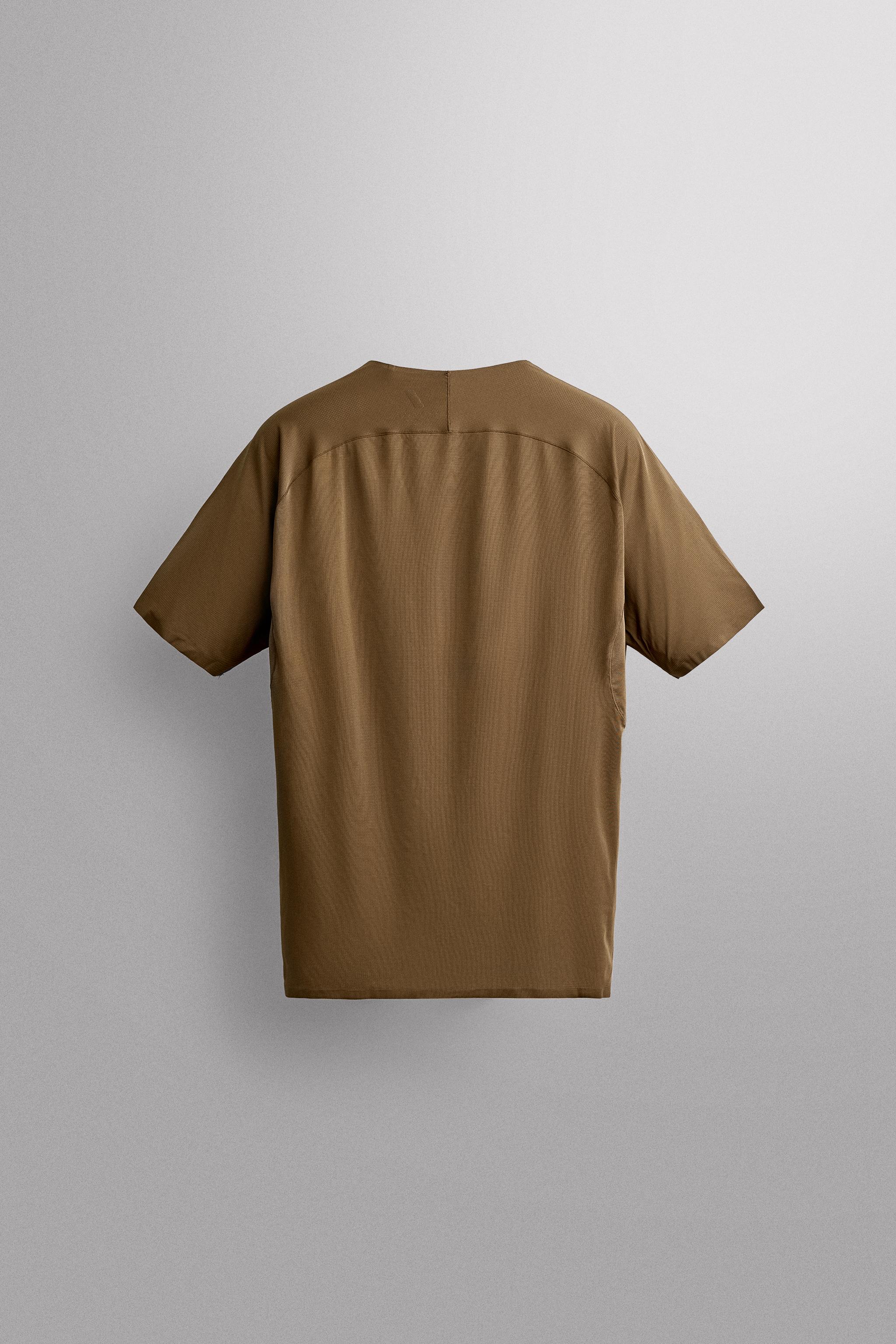 TEXTURED TECHNICAL T-SHIRT — Dark brown