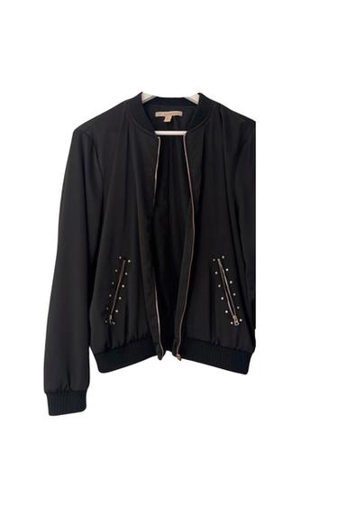 BOMBER NEGRA SATINADA CON APLIQUES PLATEADOS Y PALABRA BORDADA WHATEVER EN ESPALDA