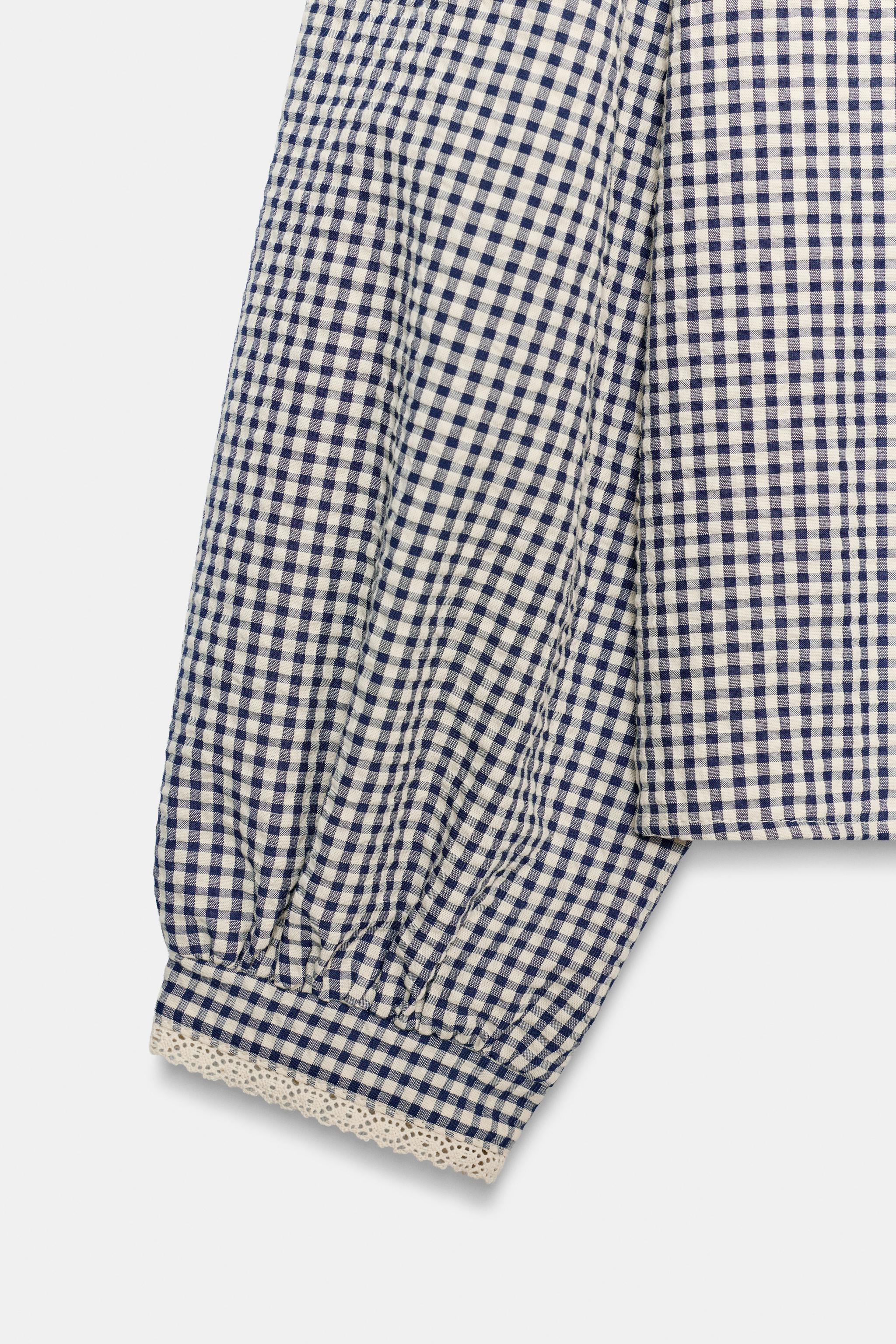 BLOUSE À CARREAUX, NŒUD ET DENTELLE