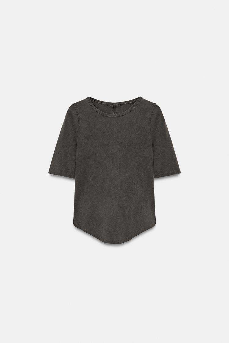 Front view of charcoal-coloured T-shirt, washed effect, round neck, short sleeve, rounded hem.