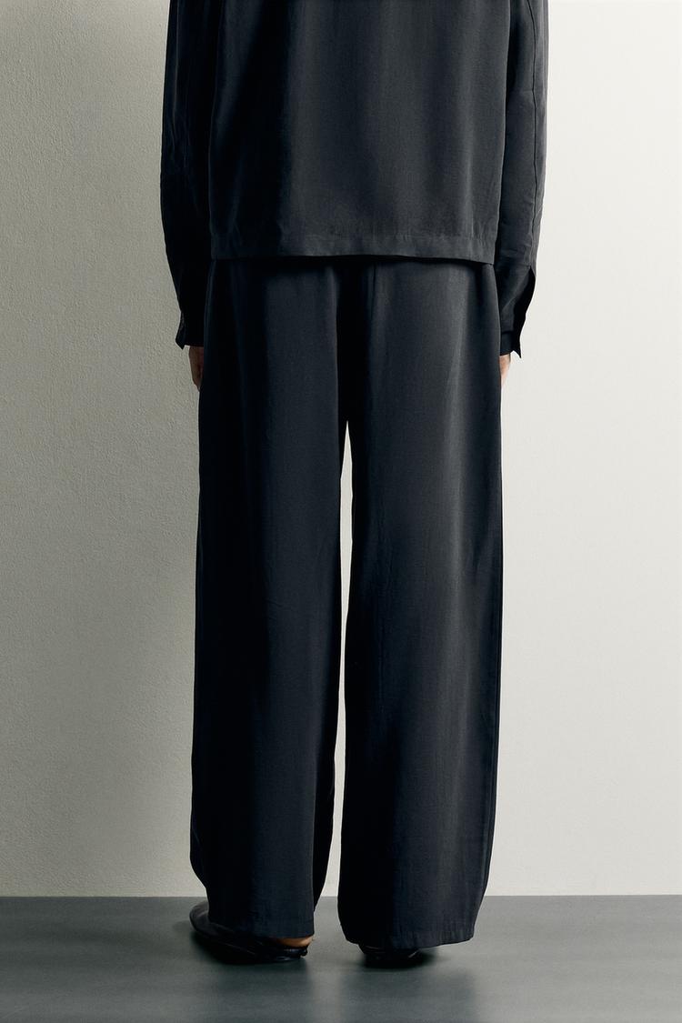 Pantalones fluidos con pliegues corte relajado 3