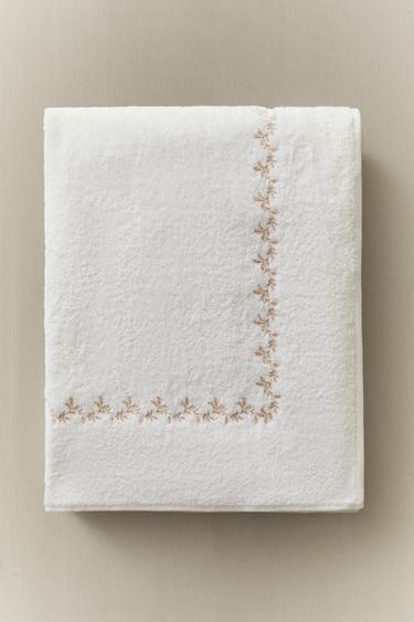 PLANT EMBROIDERY BATH TOWEL - ذهبي الخاص بـ Zara
