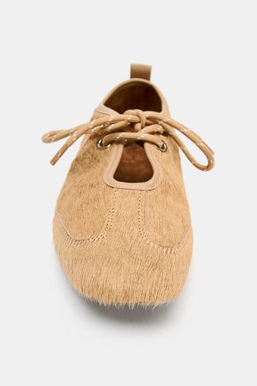 BALLERINES EN CUIR EFFET FOURRURE - Marron sable de Zara - Image 2