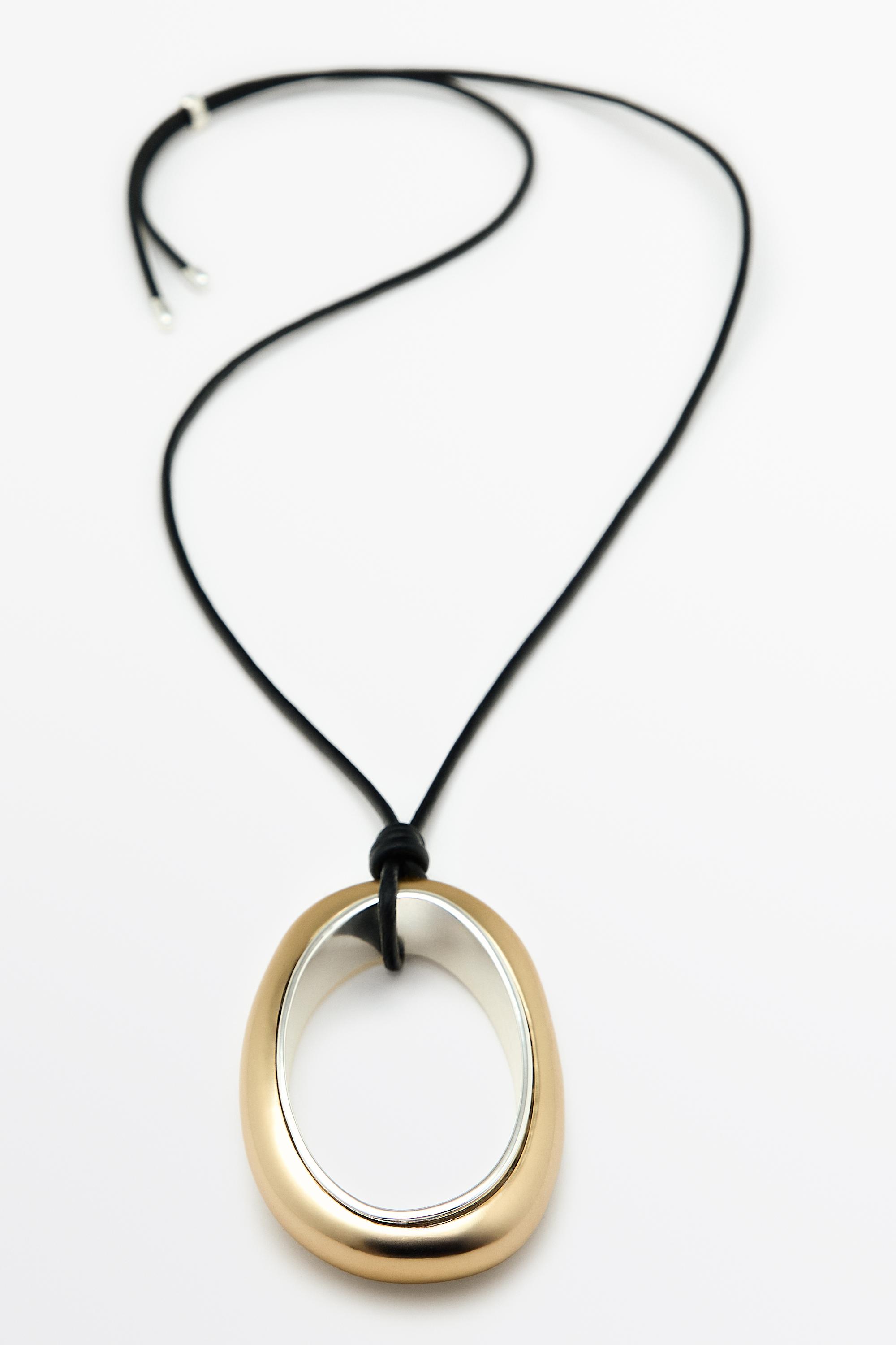 Collier pendentif ovale cordon cuir