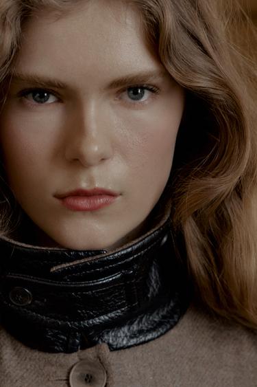 MANTEAU CAPE AVEC LAINE COL CONTRASTE - Vison foncé de Zara - Image 6