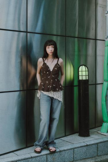 ペプラム刺繍トップスブラウンZaraのペプラム刺繍トップス - ブラウン