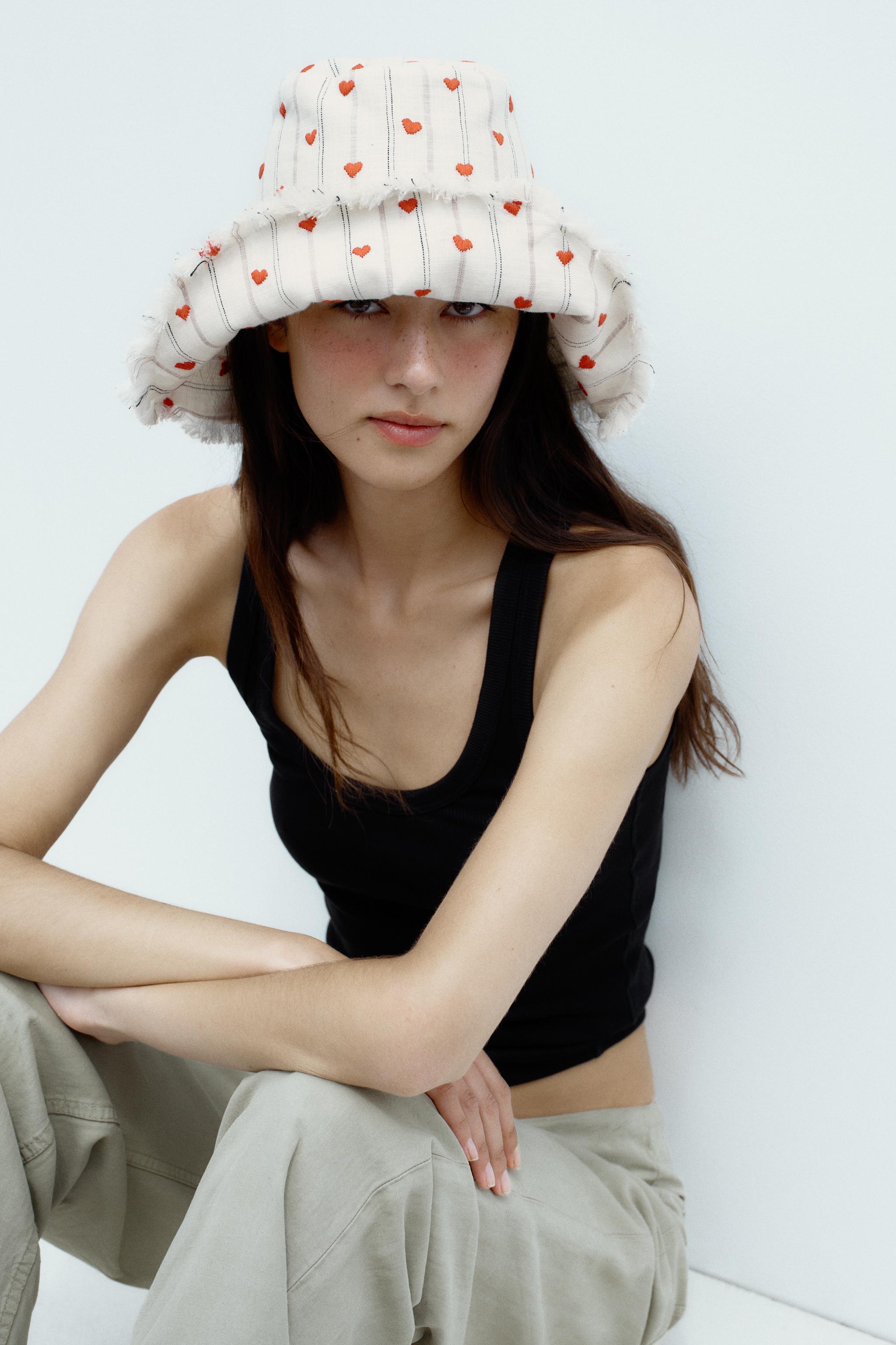 CHAPEAU BOB RAYURES BRODERIES CŒURS