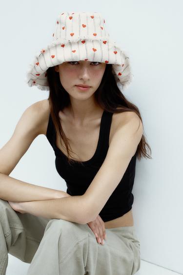 طاقية BUCKET مخططة بتطريز قلوب - خَام by Zara - Image 0