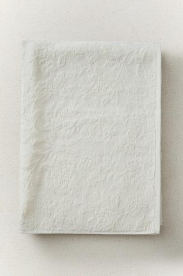 FLORAL JACQUARD BATH TOWEL — Ivory 1