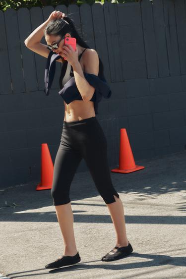 STRETCH CAPRI TROUSERS - Black by Zara