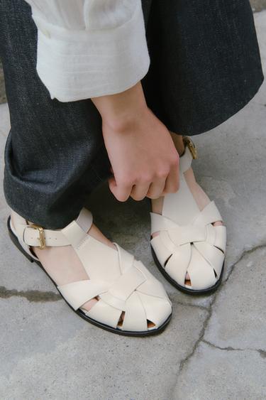 フラットケージサンダルホワイトZaraのフラットケージサンダル - ホワイト