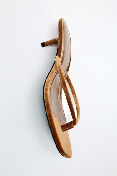 SAMT-OPTIK SANDALETTE - Ocker von Zara