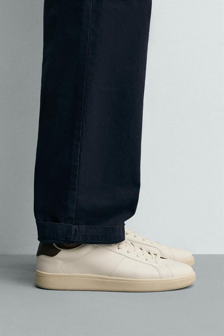 TENIS CON DETALLE EN EL TALÓN